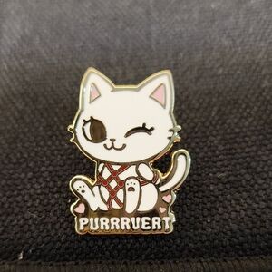 Charming Cat Pin White and Gold